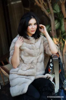 坐在椅子上看书的欧美美女rapper