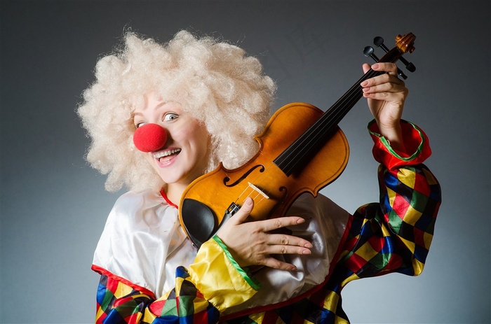 玩小提琴的微笑小丑