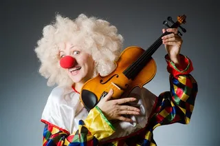 玩小提琴的微笑小丑