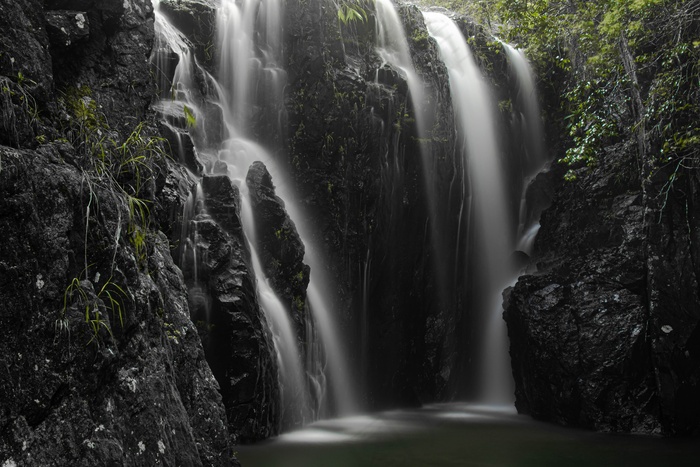 岩石瀑布流水风景图片