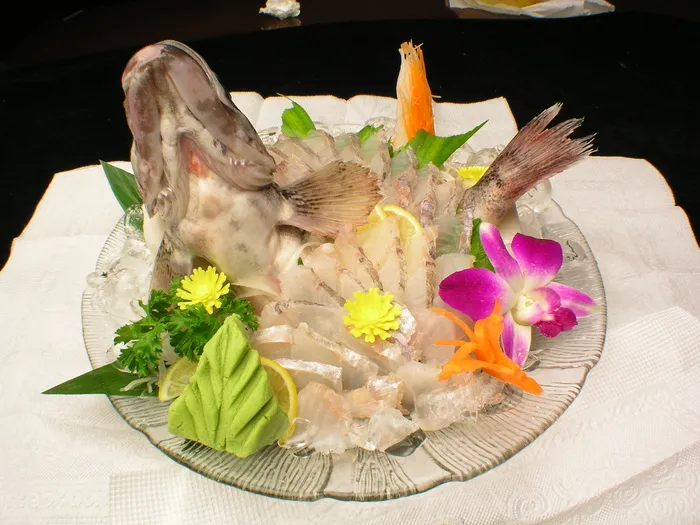  生吃活青斑鱼刺身