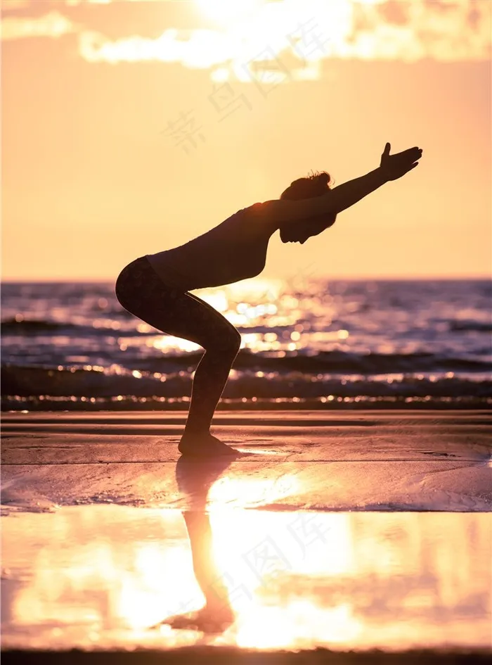 夕阳中的海滩上做瑜伽的美女高清摄影