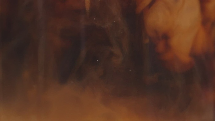 咖啡奶精在咖啡中旋转