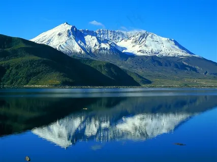 蓝天下美丽湖泊和雪山摄影图片 蓝天下美丽湖泊和雪山摄影图片