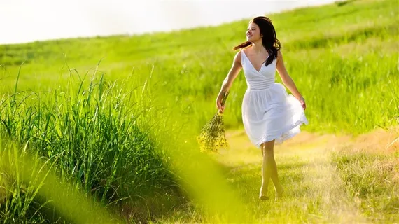 打着赤脚的美女图片户外写真