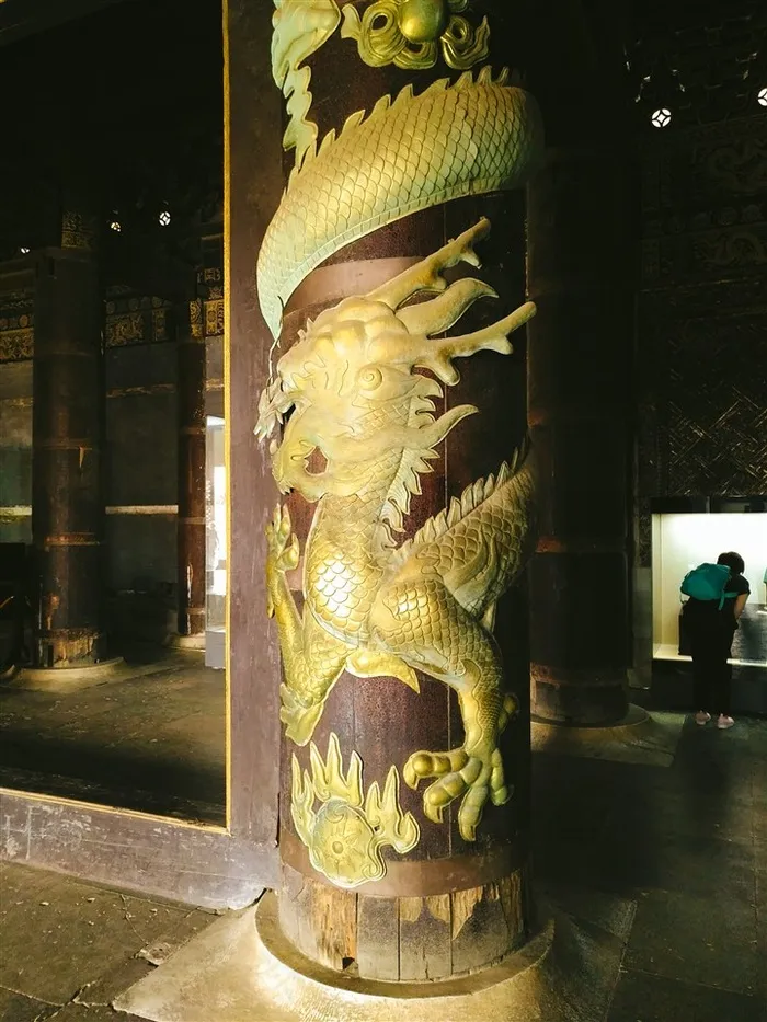 清东陵慈禧陵蟠龙柱图片