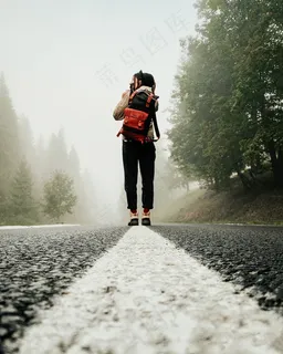 冬季背包旅行背影图片 冬季背包旅行背影图片