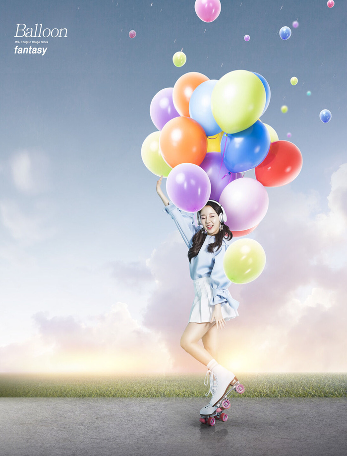 蓝天美女气球海报