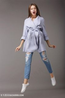 跳跃起来的美女