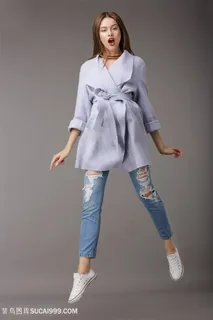 跳跃起来的美女