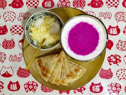 自制早餐火龙果奶昔手抓饼鸡蛋汤圆