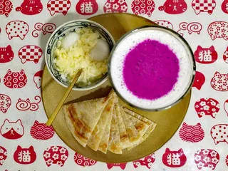 自制早餐火龙果奶昔手抓饼鸡蛋汤圆