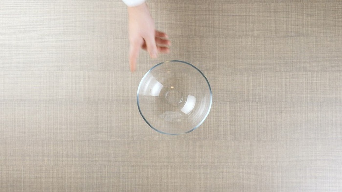 准备沙拉的厨师手