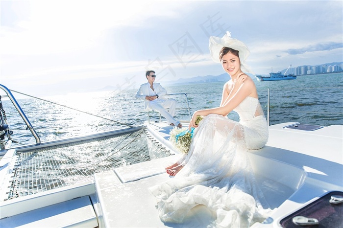 恋人在游艇上婚纱样片写真