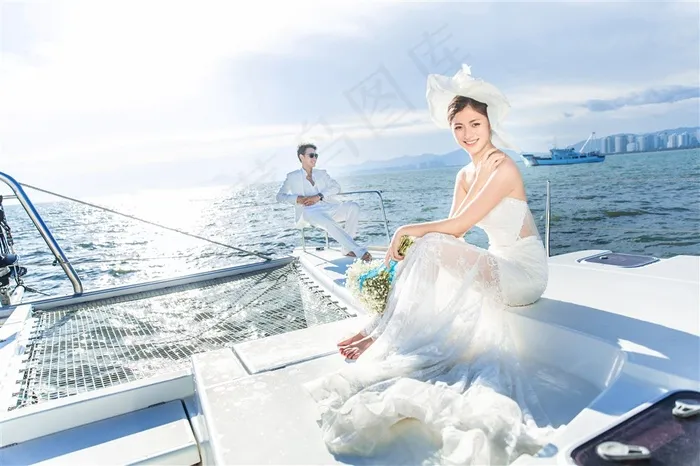 恋人在游艇上婚纱样片写真