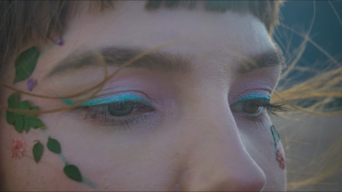 吹头发的女人的妆容