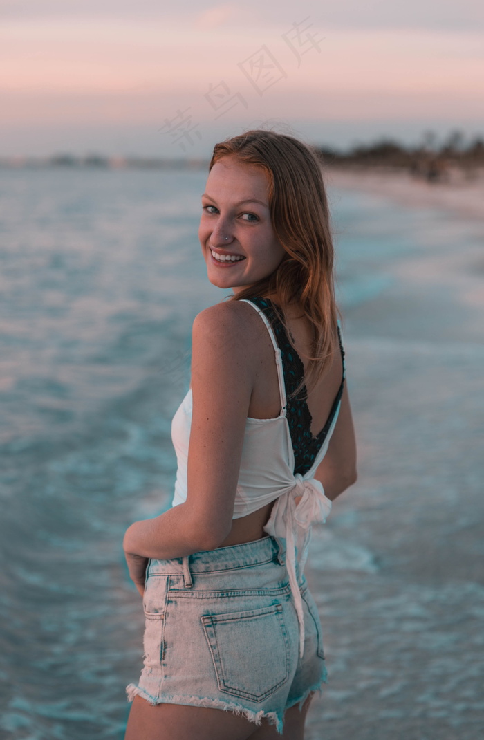 欧美成人海边美女人体摄影
