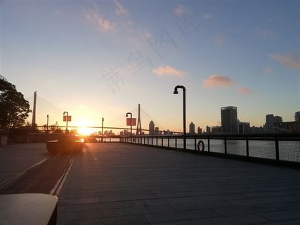 城市海湾清晨日出