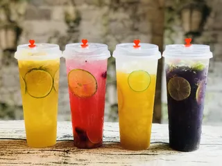 美味夏天清凉果汁饮品摄影照片