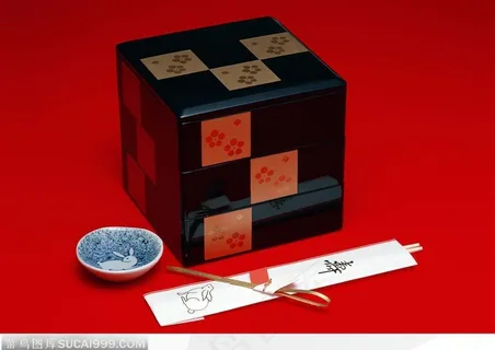 桌子上的黑色食盒与餐具