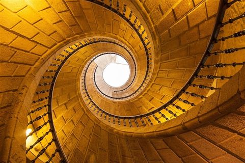 金色灯光砖块欧式螺旋楼梯图片