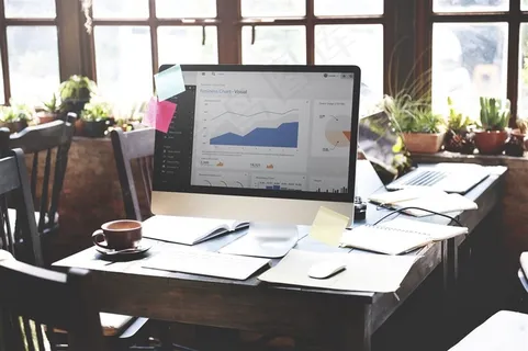 电子屏幕上的数据图表高清图片