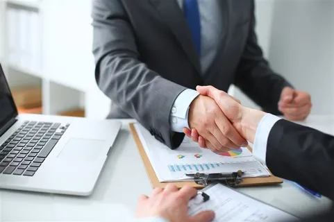 在电脑前握手的高清摄影图片 在电脑前握手的高清摄影图片