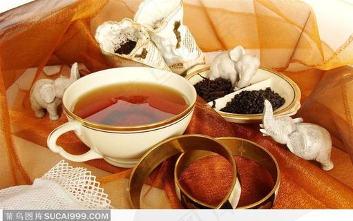 金色丝绸上的英式红茶