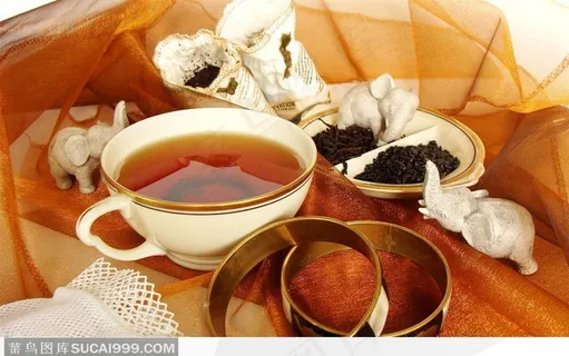 金色丝绸上的英式红茶