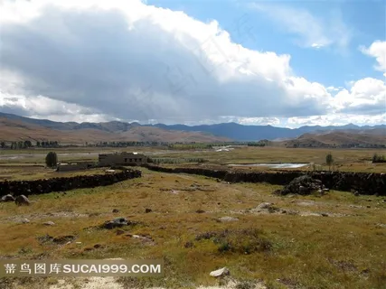 晴朗天空云层下面辽阔的草原四川旅游风光图片素材