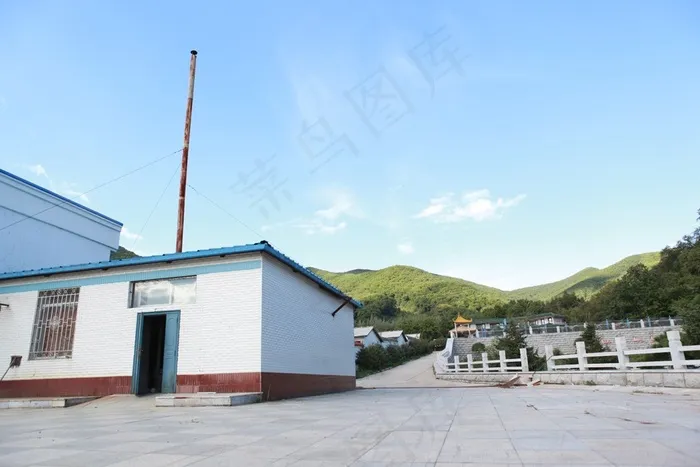 蓝天白云下石板路上的建筑物