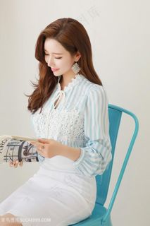 坐在椅子上的韩国美女李妍静高清图片