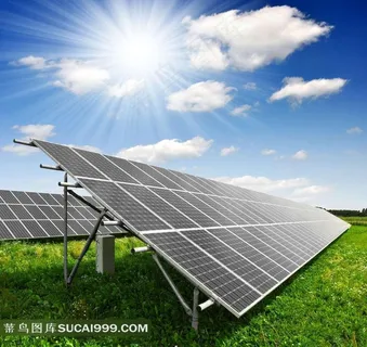 阳光下的太阳能板 阳光下的太阳能板