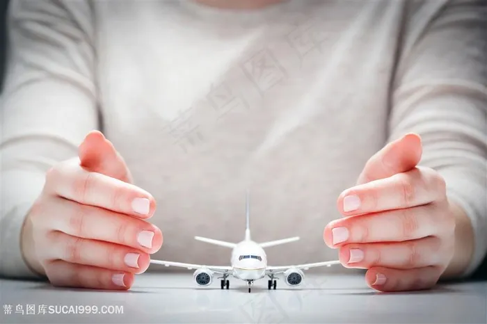 时尚女性呵护飞机模型