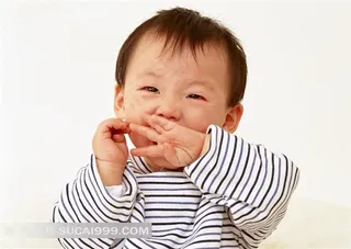 捂着嘴哭泣的宝宝