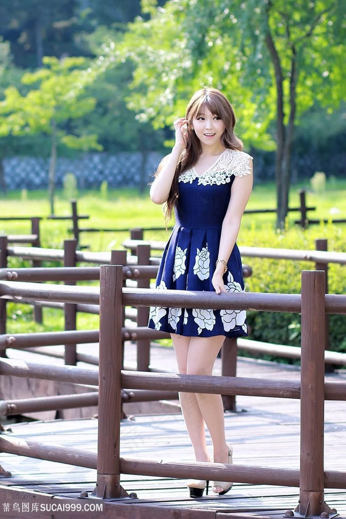 公园里的韩国美女模特李恩慧写真图片