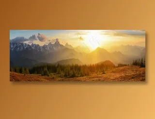 初升的太阳和连绵不绝的群山全