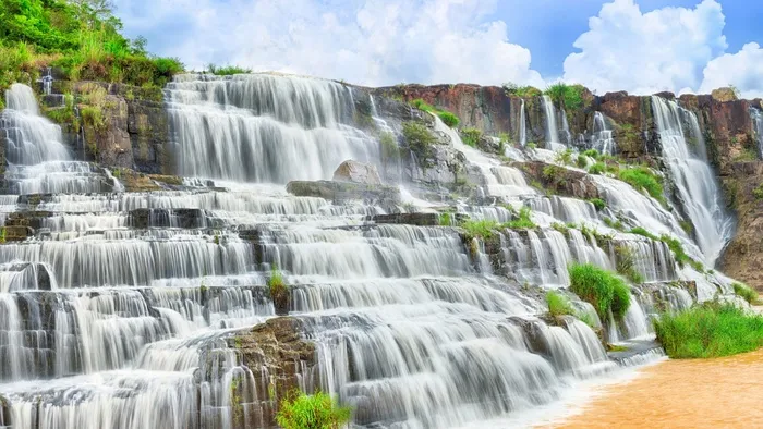 唯美高清山间瀑布风景