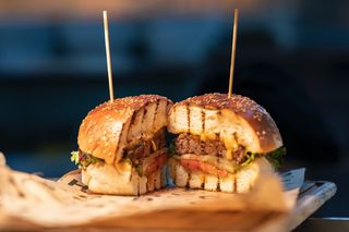 黄色美味汉堡摄影素材