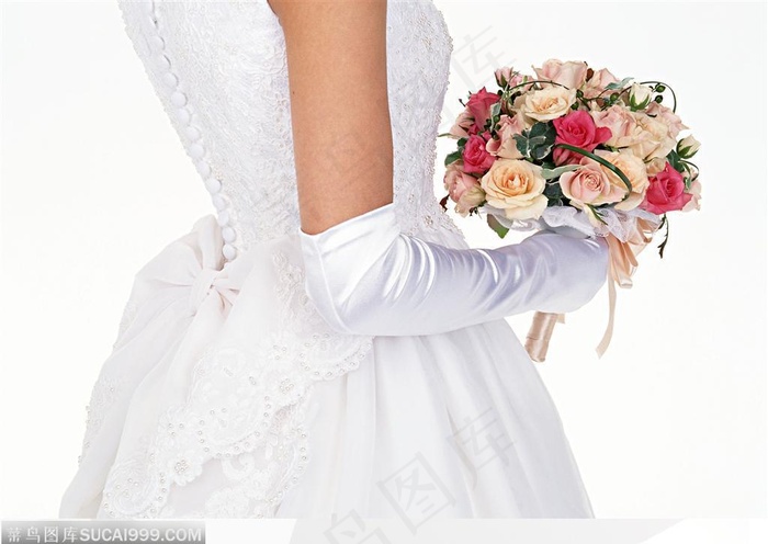 婚礼物语-握着玫瑰的新娘侧面