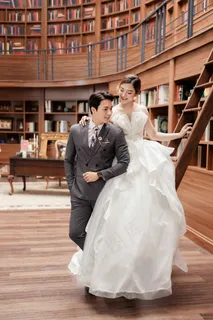 新人图书管婚纱照图片 新人图书管婚纱照图片