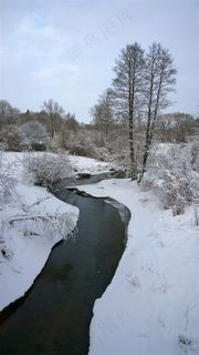 在初春融化的山间溪水摄影高清图片