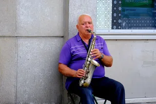 吹奏萨克斯的男人图片