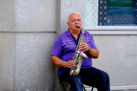 吹奏萨克斯的男人图片 吹奏萨克斯的男人图片