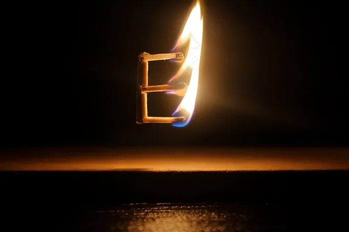创意火柴字母E图片