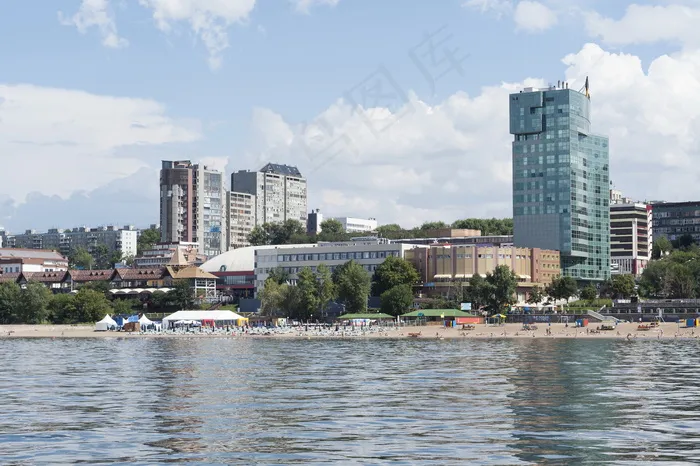 蓝天白云城市沙滩风景图片