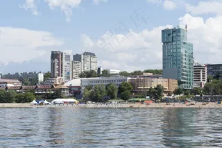 蓝天白云城市沙滩风景图片