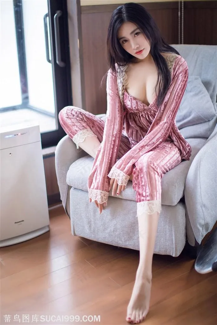 坐在沙发上的漂亮睡衣美女许诺图片