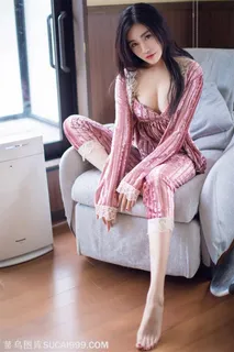 坐在沙发上的漂亮睡衣美女许诺图片