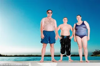 肥胖特征-肥胖的一家三口站在游泳池边